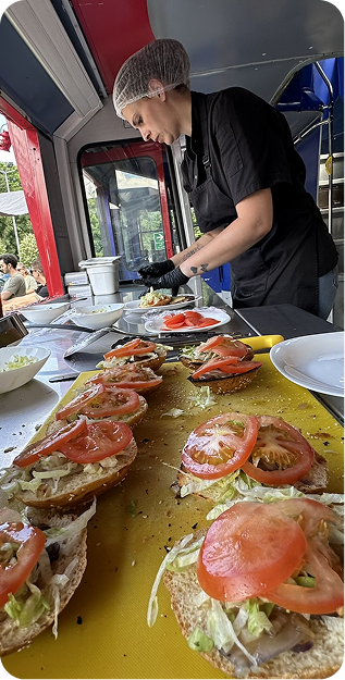 Une dame qui fait à manger dans un food truck