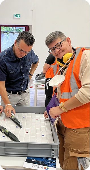 Deux hommes qui essaient un métier