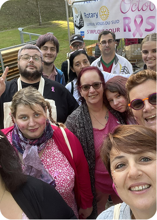 Plusieurs personnes avec des banderoles pour octobre rose