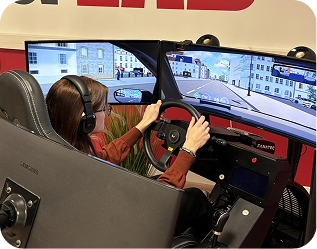 Une stagiaire faisant du simulateur de conduite