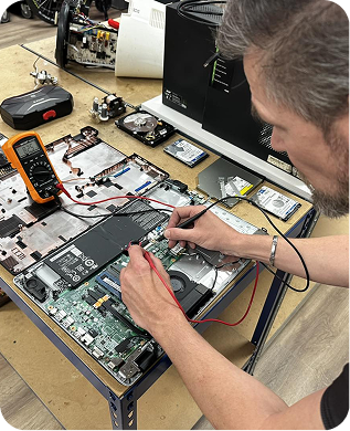 Un homme faisant de la soudure sur une carte mère